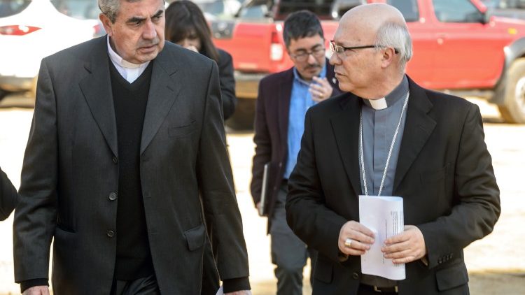 Монс. Фернандо Рамос (вдясно) участва в пленарната асамблея на Епископската конференция на Чили в Пунта де Талка, 3 август 2018
