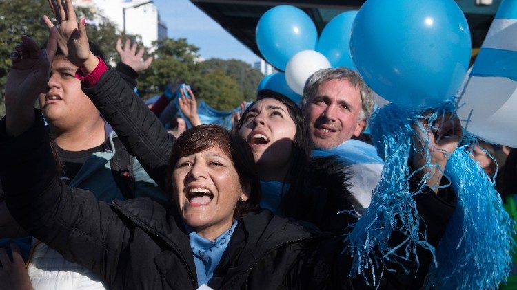 Argentyńczycy demonstrujący sprzeciw wobec prawa legalizującego aborcję