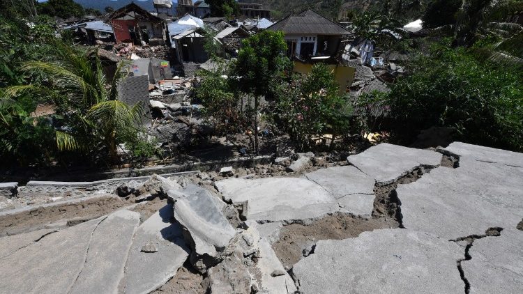 indonesia-quake-1533542952142.jpg