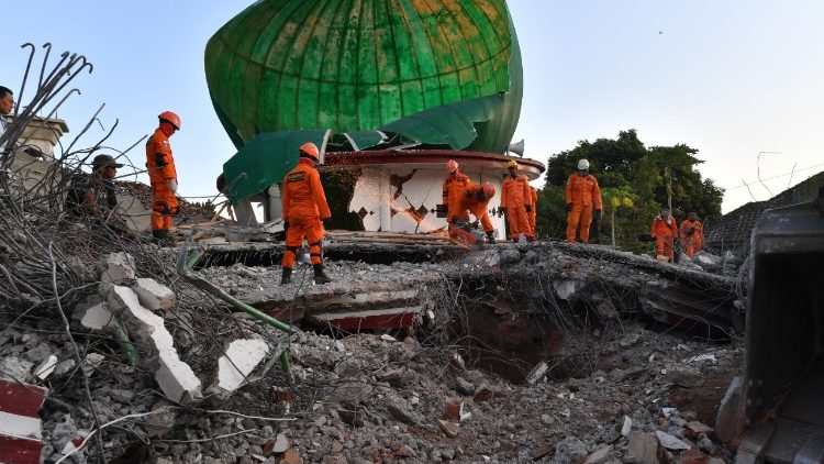 indonesia-quake-1533561859206.jpg