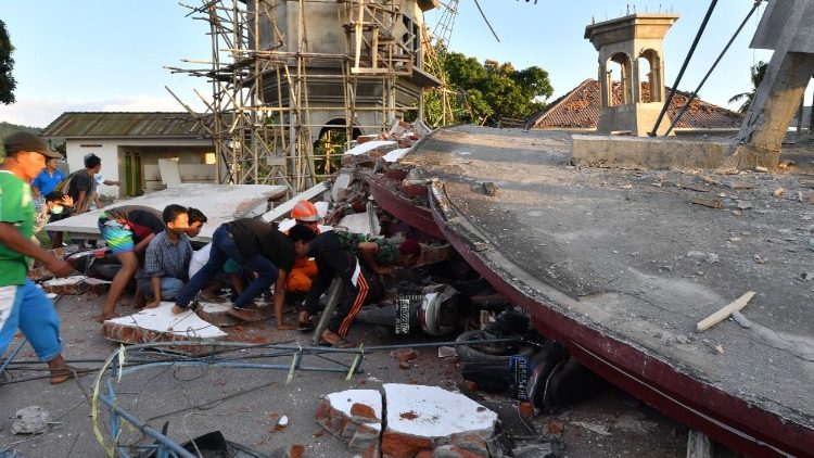 Následky zemetrasena s magnitúdou 6,9 na indonézskom ostrove Lombok