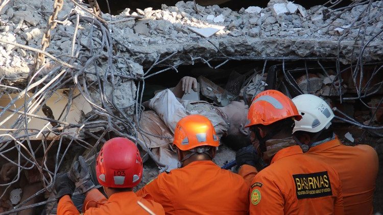 indonesia-quake-1533565742144.jpg