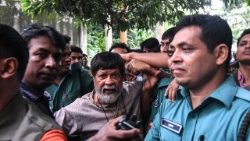 bangladesh-unrest-student-police-photographer-1533568448480.jpg