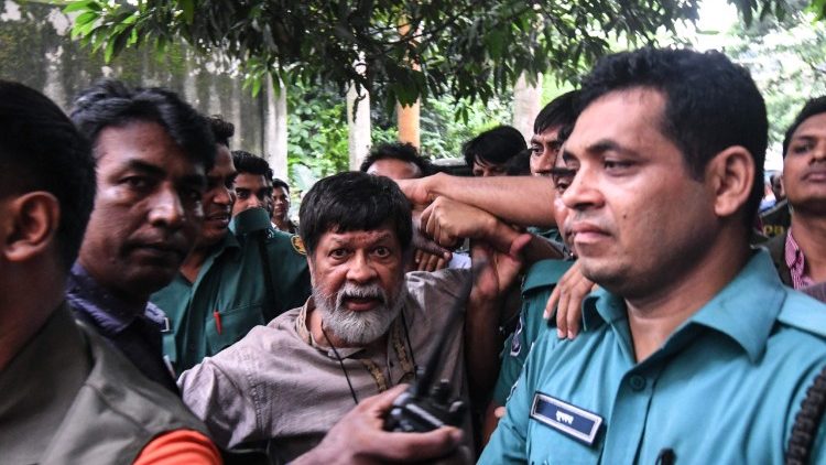 Bangladeshi activist and photographer Shahidul Alam (C) being led by police to a court.