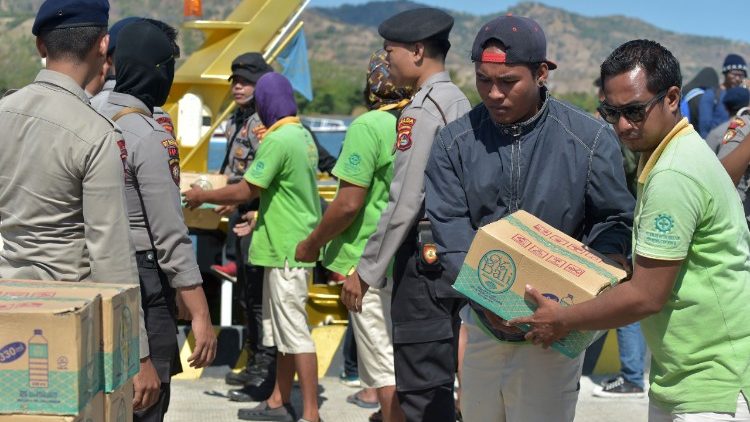 Pomoc ludności Indonezji po trzęsieniu ziemi