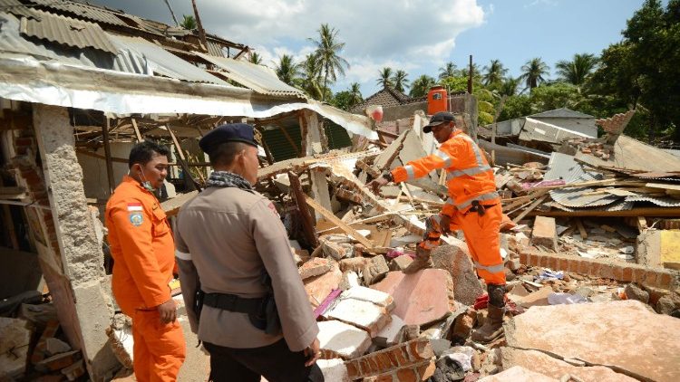 indonesia-quake-1533626942648.jpg