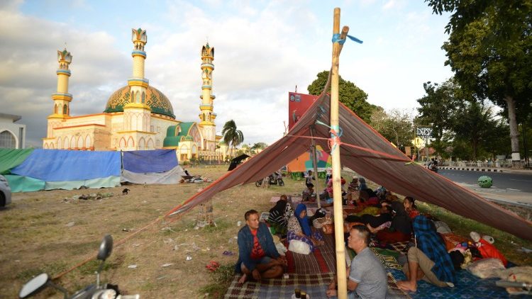 Tent in a makeshit evacuation in the compound of a mosque, Mataram, August 7th