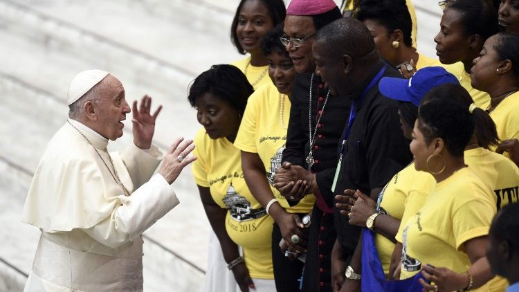 Папа Франциск на с група африкански младежи на генералната аудиенция