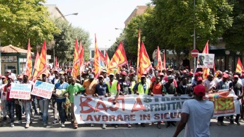 Italien: Demonstration gegen Ausbeutung von Erntehelfern 
