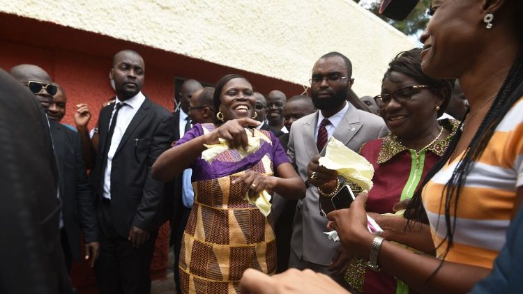 முன்னாள் அரசுத்தலைவரின் துணைவியார் Simone Gbagbo உட்பட பலர் விடுதலை