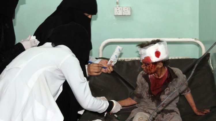 أحد الأطفال من ضحايا الغارات الأخيرة في اليمن