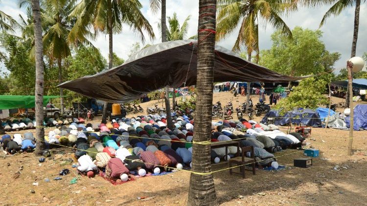 Indonesien: Muslime beim Gebet