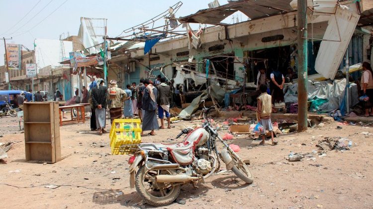 Мястото на пазара в Дахиян, Йемен, след ракетната атака на 9 август при която загинаха десетки деца