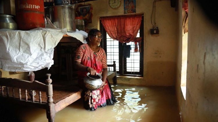 Indiana desolada dentro de sua casa em Ernakulam, distrito de Kochi