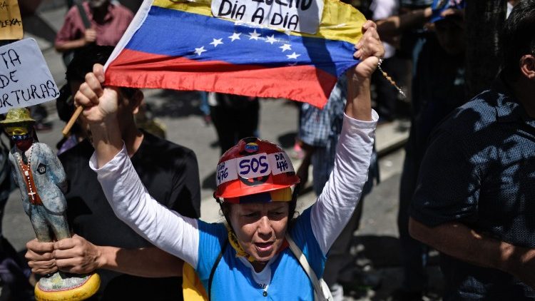 Venezuela. S krunicom u ruci ljudi prosvjeduju protiv represije vlasti