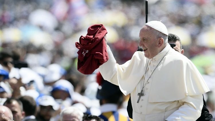 Papa percorre Praça São Pedro e Via da Conciliação no papamóvel