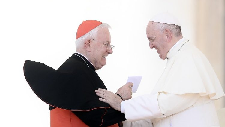 البابا فرنسيس والكاردينال باسيتي رئيس مجلس أساقفة إيطاليا