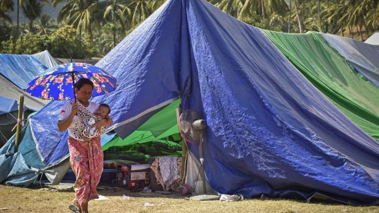 Zelte dienen nach dem Erdbeben auf Lombok als Ersatz für die zerstörten Häuser