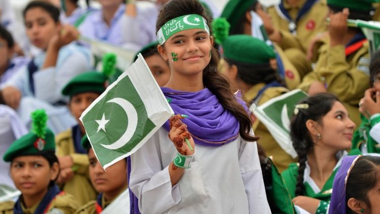 पाकिस्तान स्वतंत्रता दिवस मनाते हुए विद्यार्थी