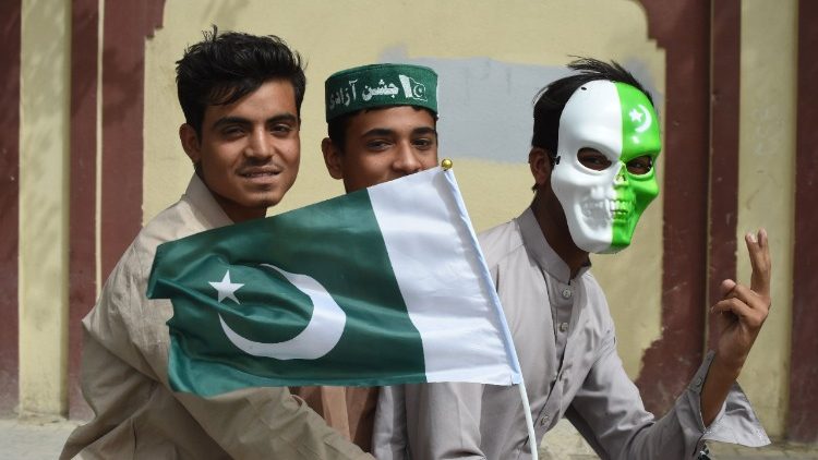 Tre giovani pakistani festeggiano il Giorno dell'Indipendenza
