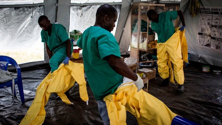 Gesundheitspersonal zieht sich in Ebola-Zentren Schutzkleidung an