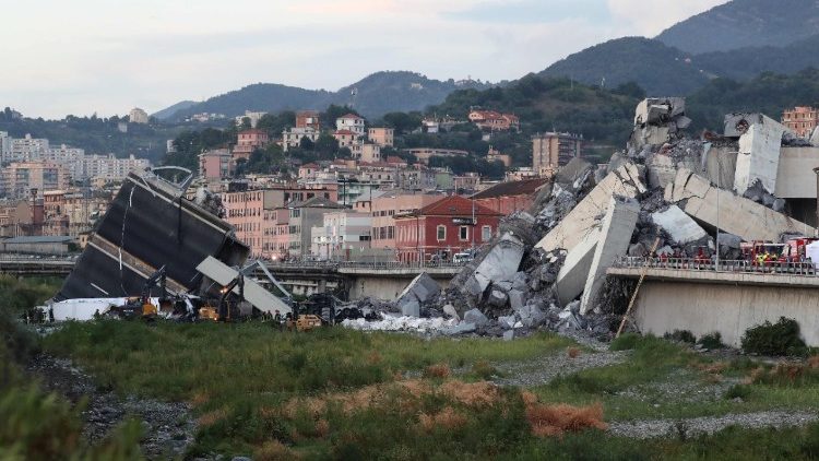 topshot-italy-accident-bridge-collapse-1534324297441.jpg