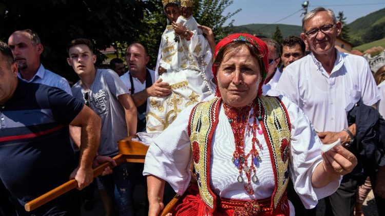 Peregrinos kosovares m procissão com imagem de Nossa Senhora em Letnica