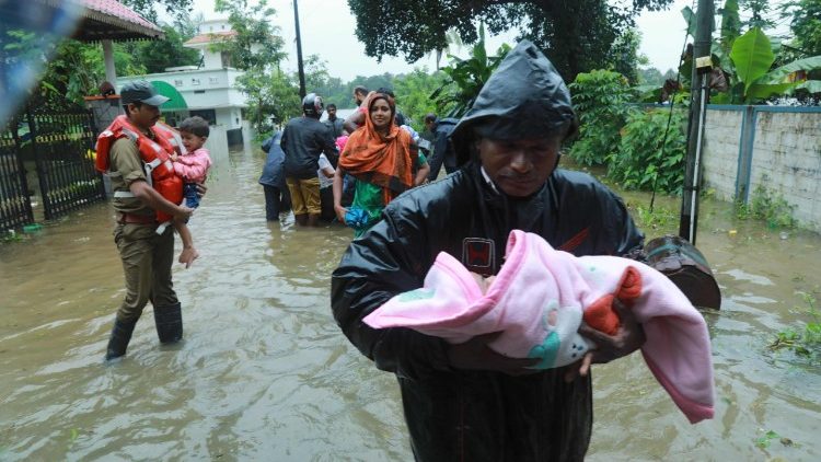 Hilfskräfte retten Menschen aus ihren überschwemmten Häusern 