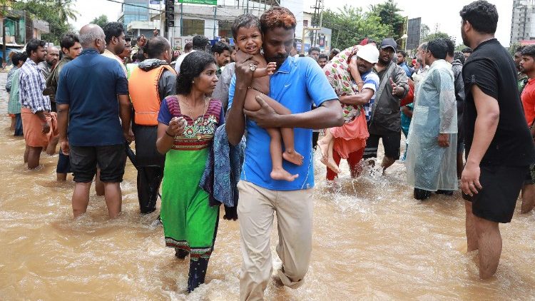 Индийски доброволци оказват помощ на пострадалите в щата Керала, 17 август 2018