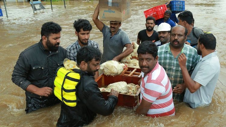 Papież apeluje o pomoc dla powodzian w Kerali 