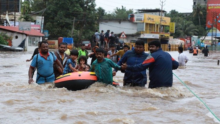 topshot-india-weather-flood-1534582588172.jpg