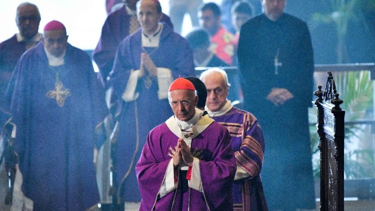 18. August 2018: Der Erzbischof von Genua bei der Trauerfeier für die Opfer des Brückeneinsturzes