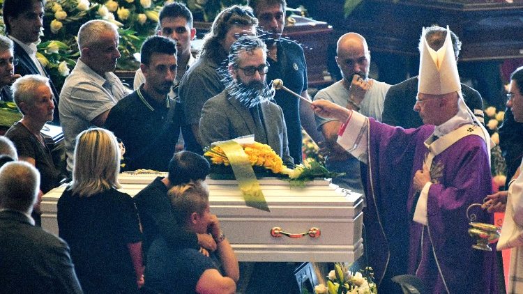 इटली में पुल दुर्घटना के शिकार लोगों का अंतिम संस्कार करते कार्डिनल बनास्की
