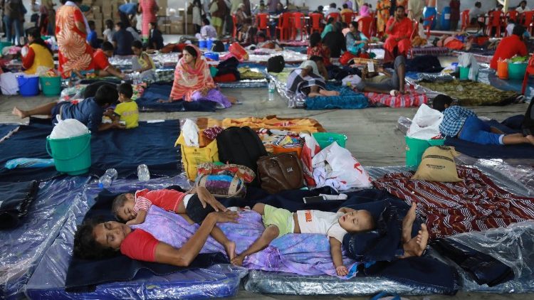 केरल के एक शिविर में जमा लोग