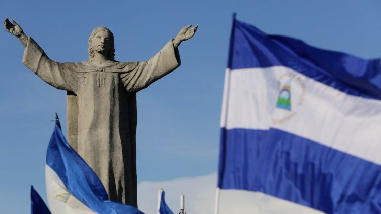 Die Flagge Nicaraguas vor dem Denkmal „Cristo Rey“