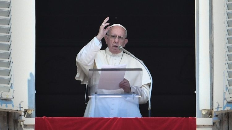 Papa Franjo za vrijeme današnjeg Angelusa (Vatikan, 19. kolovoza 2018.)