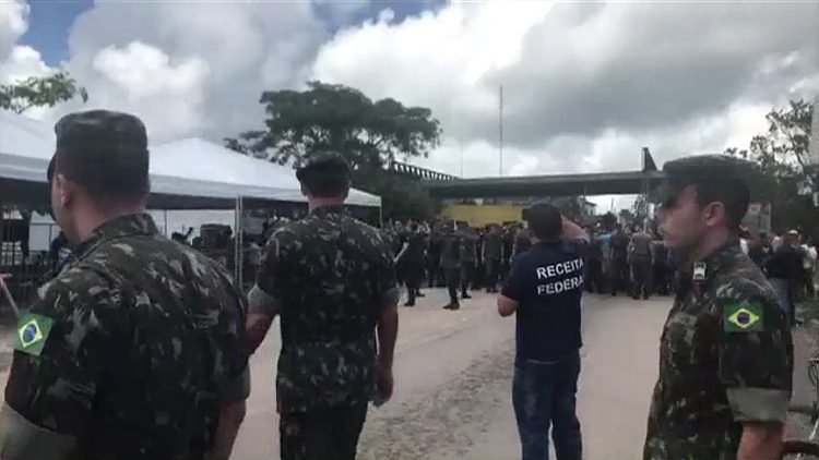 An der Grenze zwischen Brasilien und Venezuela sollen nach Ausschreitungen nun auch brasilianische Soldaten für Ordnung und Sicherheit sorgen.