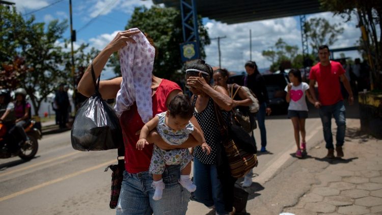 Migranti venezuelani attraversano il confine col Brasile a Pacaraima