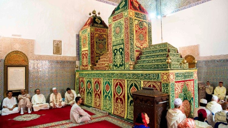 Myslimanët sufi rreth varrit të Moulay Idrizit I