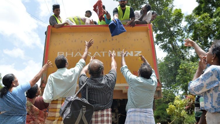 केरल में बाढ़ पीड़ितों के लिये कार्यरत राहत कर्मी