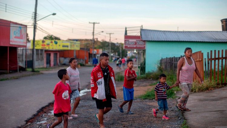 Migranti venezuelani nelle strade di Pacaraima in Brasile