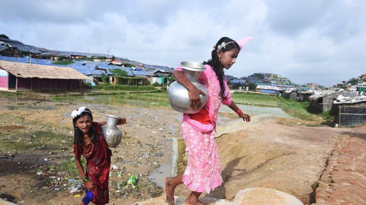 Рохинги носят питейна вода