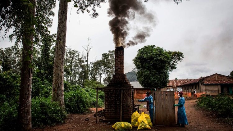 Ebolausbruch Mangina/DR Kongo: Verbrennung von infektiösem Material
