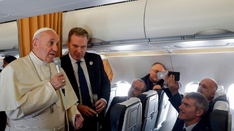  Papa bisedon me gazetarët në avion