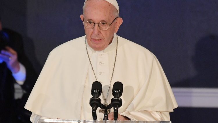 Papst Franziskus hält eine Rede vor den irischen Autoritäten