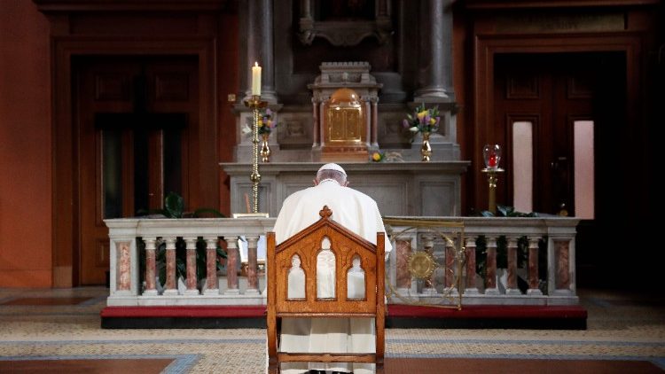 アイルランド・ダブリンの聖マリア臨時司教座聖堂で祈る教皇フランシスコ　2018年8月25日