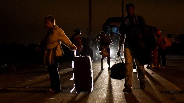 Migranten aus Venezuela überqueren die Grenze nach Peru 