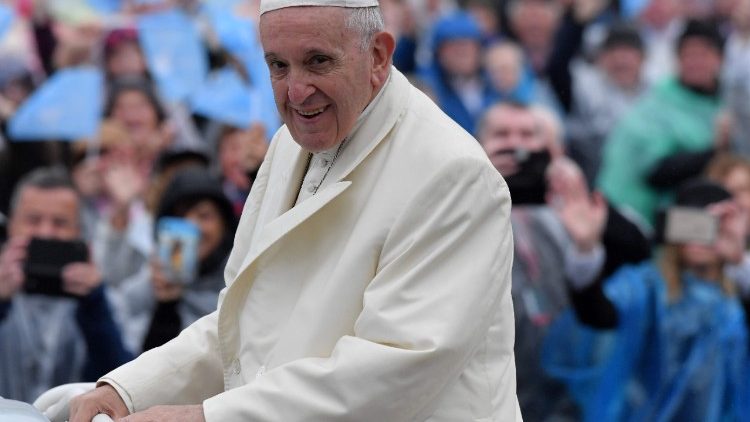 Папа падчас візіту ў марыйны санктуарыі ў ірланскім мястэчку Нок