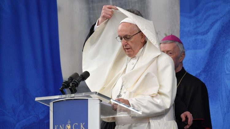 Windiges Klima: Papst Franziskus beim Angelus in Knock