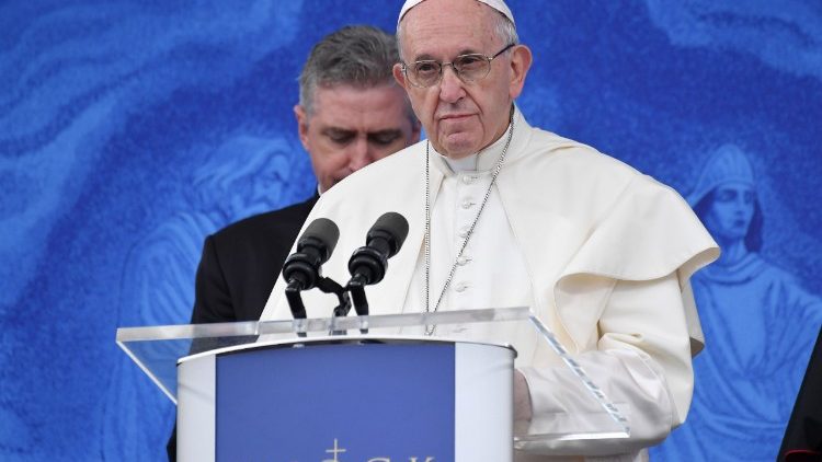 Папа падчас візіту ў марыйны санктуарыі ў ірланскім мястэчку Нок